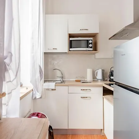 Apartament Mazzini 12, Elegant With Free Private Garage 800 M, Air Conditioning, Wi-fi, Just 100 M From The Public