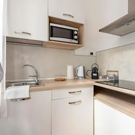 Mazzini 12, Elegant With Free Private Garage 800 M, Air Conditioning, Wi-fi, Just 100 M From The Public *