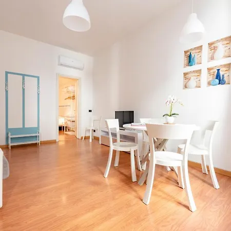Apartament Mazzini 12, Elegant With Free Private Garage 800 M, Air Conditioning, Wi-fi, Just 100 M From The Public