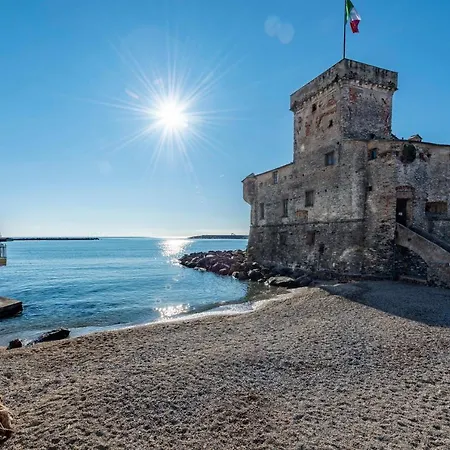 Mazzini 12, Elegant With Free Private Garage 800 M, Air Conditioning, Wi-fi, Just 100 M From The Public Rapallo