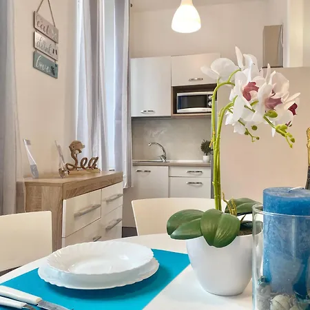 Mazzini 12, Elegant With Free Private Garage 800 M, Air Conditioning, Wi-fi, Just 100 M From The Public *