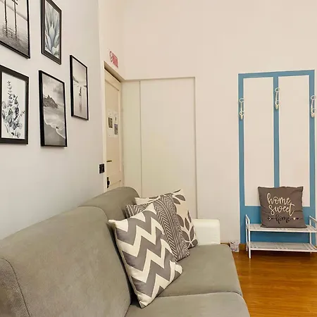 Apartament Mazzini 12, Elegant With Free Private Garage 800 M, Air Conditioning, Wi-fi, Just 100 M From The Public