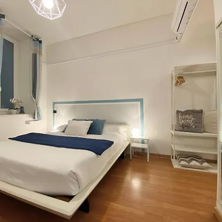 Apartament Mazzini 12, Elegant With Free Private Garage 800 M, Air Conditioning, Wi-fi, Just 100 M From The Public