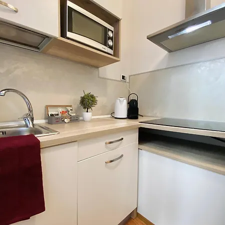 Apartament Mazzini 12, Elegant With Free Private Garage 800 M, Air Conditioning, Wi-fi, Just 100 M From The Public